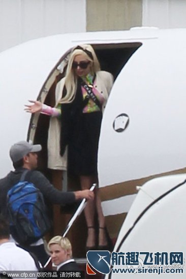 Lady Gaga搭乘私人飞机到洛杉矶 富婆范十足