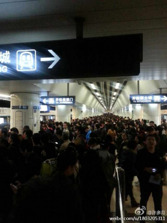 京地铁十号线发故障 站点限流乘客滞留站外