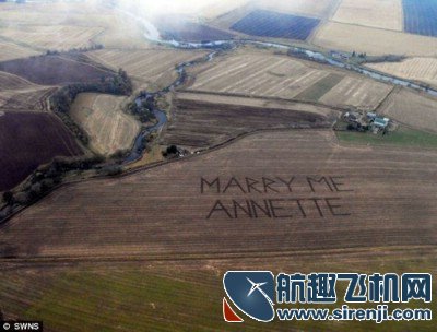男子写巨幅求婚宣言　邀女友乘飞机半空观看