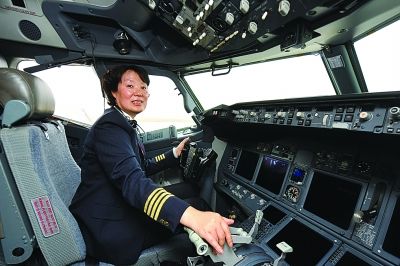 深航江苏唯一女机长已飞行30年(图)