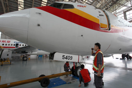 香港财政司长鼓励年轻人从事飞机维修业
