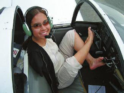 美国无臂女飞行员用双脚驾驶飞机