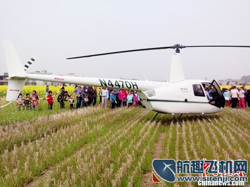 湖南游客自驾直升机空中观看油菜花引围观