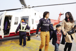 天津直升机低空旅行首飞 百余名游客尝鲜