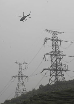 直升机在黄河架设“电力丝绸之路”