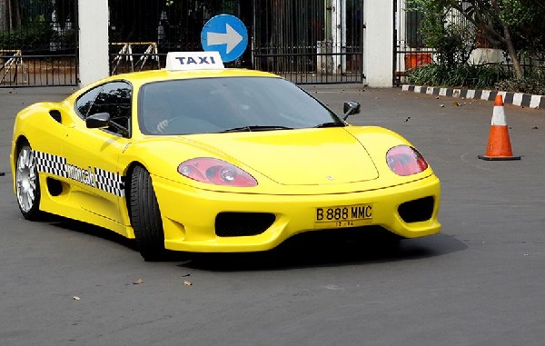 印尼街头现“超跑出租车