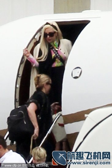Lady Gaga搭乘私人飞机到洛杉矶 富婆范十足