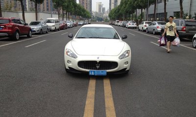 重庆90后“白富美”马路中央跨双黄线停豪车